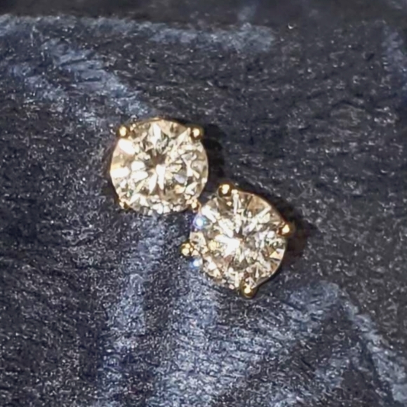 2 carat moissonite Studs basket set with 4 prongs holding on to stone